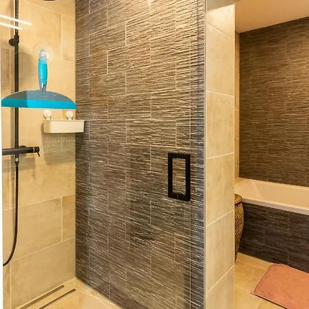 Bright Cozy Apartment+City Garden+Outdoor Jacuzzi *