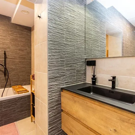 Bright Cozy Apartment+City Garden+Outdoor Jacuzzi * 헨트