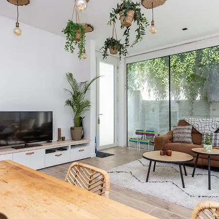 Bright Cozy Apartment+City Garden+Outdoor Jacuzzi 아파트