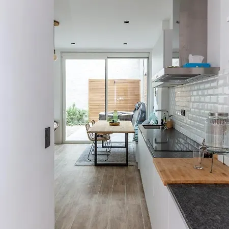 Bright Cozy Apartment+City Garden+Outdoor Jacuzzi 아파트