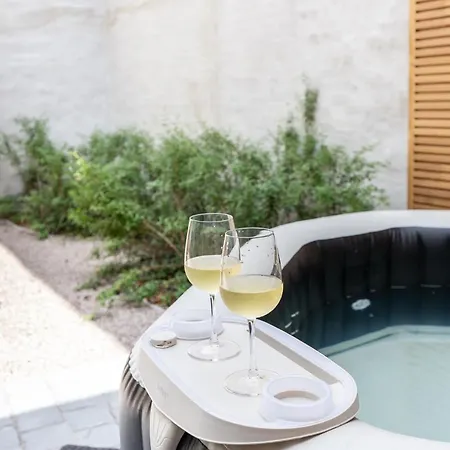 아파트 Bright Cozy Apartment+City Garden+Outdoor Jacuzzi