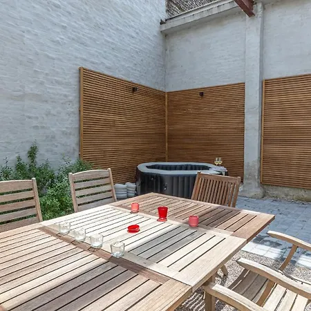 Bright Cozy Apartment+City Garden+Outdoor Jacuzzi 아파트 *